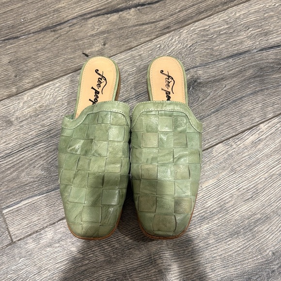 • Free People • Parker Flat Slip On loafers Green Woven
Leather 38 - Picture 2 of 5